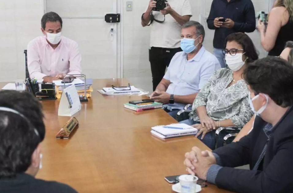 À esquerda, o prefeito da Capital, Marcos Trad, em reunião nesta manhã com secretários municipais. (Foto: Marcos Maluf)